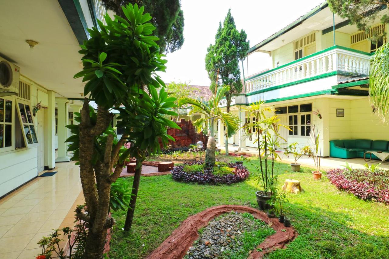 Hotel Camelia Malang Exterior photo