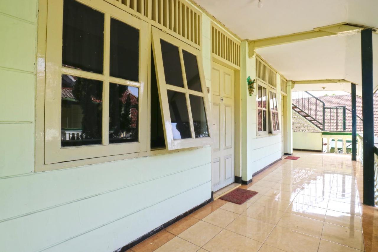 Hotel Camelia Malang Exterior photo